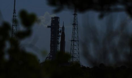 Roket bulan NASA berdiri di Pad 39B sebelum misi Artemis 1 mengorbit bulan di Kennedy Space Center, Selasa, 30 Agustus 2022, di Cape Canaveral, Florida.