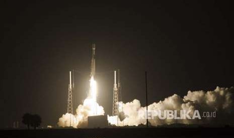 Roket Falcon 9 membawa Satelit Merah Putih pada peluncuran di Cape Canaveral, Florida, Amerika Serikat, Senin (6/8). Satelit milik PT. Telkom Tbk., itu berhasil mengudara dan akan menempati orbinya sekitar 11 hari mendatang atau pada 18 Agustus. 