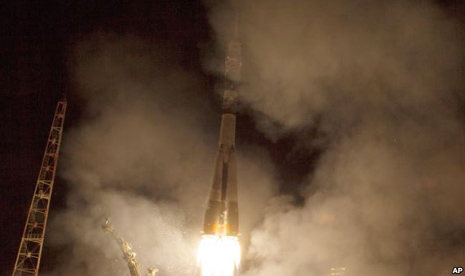 Roket Soyuz TMA-14M saat diluncurkan dari Kosmodrom Baikonur di Kazakhstan, menuju Stasiun Antariksa Internasional (ISS), membawa astronot NASA Barry Wilmore, dan dua astonot Rusia Alexander Samokutyaev dan Elena Serova, 26 September 2014 (Foto: dok AP) 