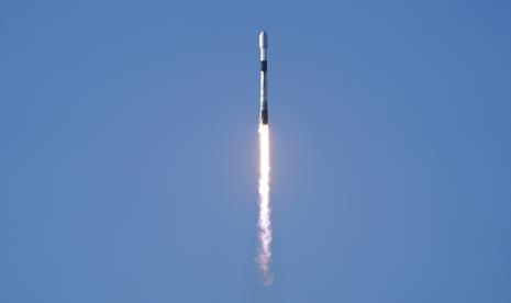 Roket SpaceX Falcon 9, dengan Korea Pathfinder Lunar Orbiter. Selain keuntungan, megakonstelasi juga akan menimbulkan kerugian besar.