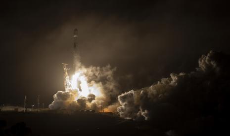 Sebuah asteroid kecil meluncur melintasi langit dan menabrak atmosfer bumi di dekat Berlin, Jerman, pada 21 Januari dini hari lalu. Insiden itu menghasilkan bola api yang terang namun tidak berbahaya.