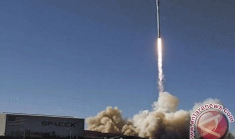 Roket SpaceX pembawa satelit pemantau cuaca dan badai Matahari diluncurkan 11 Februari 2015 dari Tanjung Canaveral, AS, ke luar angkasa