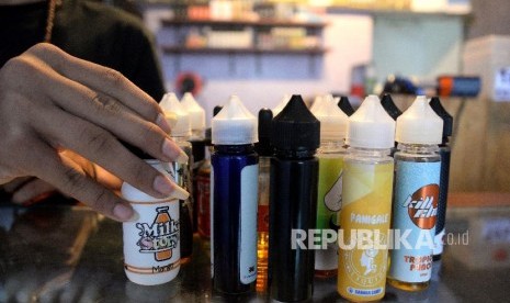 Aneka varian cairan rokok elektrik (vape). Orang yang sering nge-vape juga lebih mungkin menderita batuk kronis dibandingkan mereka yang tidak mengonsumsi vape atau merokok.