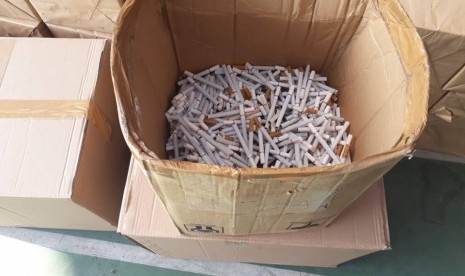 Rokok ilegal tanpa pita cukai.