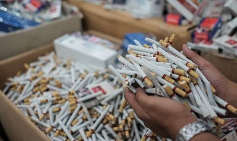 Rokok. (Ilustrasi). Pemerintah memutuskan untuk menaikkan tarif cukai hasil tembakau (CHT) untuk rokok sebesar 10 persen pada 2023 dan 2024. 