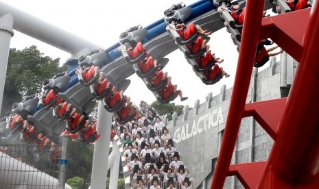 Roller coaster Battlestar Galactica di Universal Studios Singapura. Gerakan roller coaster memungkinkan batu ginjal untuk bergeser ke posisi yang memudahkannya untuk keluar.