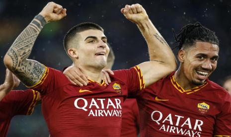 Pemain Roma Gianluca Mancini (Kiri) merayakan bersama rekan setimnya Chris Smalling (kanan) setelah mencetak gol 2-0 dalam pertandingan sepak bola Serie A antara AS Roma dan Brescia Calcio di stadion Olimpico di Roma, Italia, 24 November 2019. 