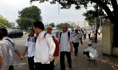 Rombongan aksi damai 55 asal Tangerang tiba di Stasiun Tanah Abang, Jalan Jati Baru Raya, Cideng, Tanah Abang, Jakarta Pusat, Jumat (5/5). 