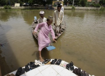 Rombongan anak hendak shalat di masjid yang dikeliling banjir Kamboja.