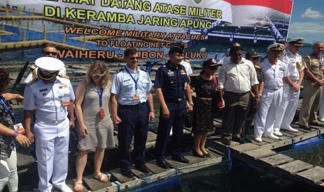 Rombongan Athan dari 18 negara berfoto bersama  di jaring apung di Ambon.