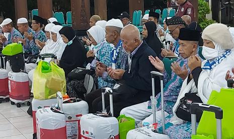  Rombongan awal jamaah haji asal Kecamatan Ungaran Barat memanjatkan doa setelah tiba dengan selamat dan diteima di Pendopo Rumah Dinas Bupati Semarang, di Ungaran, Kabupaten Semarang, Senin (10/7) dini hari.