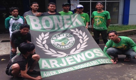 Rombongan Bonek mulai berdatangan di Kota Bandung, Jumat (6/1). Kedatangan mereka untuk mengawal Kongres PSSI yang akan digelar 8 Januari mendatang.               