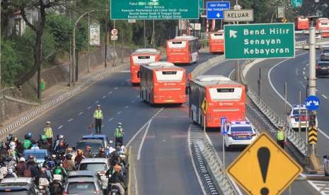 Rombongan bus atlet Asian Games 2018 melintasi Tol Dalam Kota saat simulasi penutupan pintu tol di Jalan Gatot Subroto, Jakarta, Sabtu (4/8).