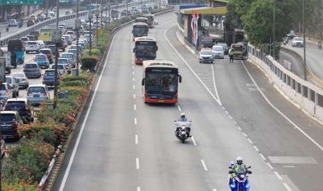 Rombongan bus atlet Asian Games 2018 melintasi Tol Dalam Kota saat simulasi penutupan pintu tol di Jalan Gatot Subroto, Jakarta, Sabtu (4/8).