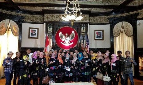 Rombongan Elhijab Goes to USA diterima di Kedubes RI untuk AS di Washington DC, Selasa (28/11). Foto: Elhijab