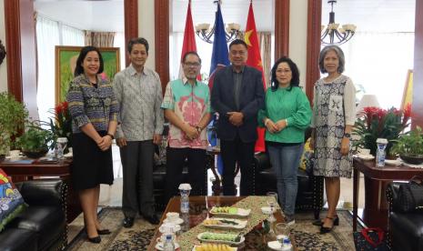 Rombongan Gubernur Sulawesi Utara Olly Dondokambey bersama rombongan berfoto bersama dengan Dubes RI untuk China Djauhari Oratmangun di KBRI Beijing,