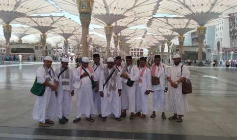 Rombongan haji kepada suku Papua di Masjid Nabawi, Madinah. Ustad Fadlan Garamatan yang paling kanan.