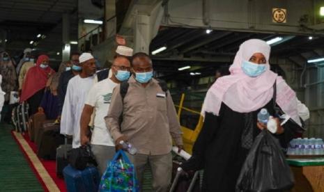 Rombongan haji pertama yang melakukan perjalanan dengan kapal tiba di Pelabuhan Jeddah dari Sudan, Jumat (17/6/2022).