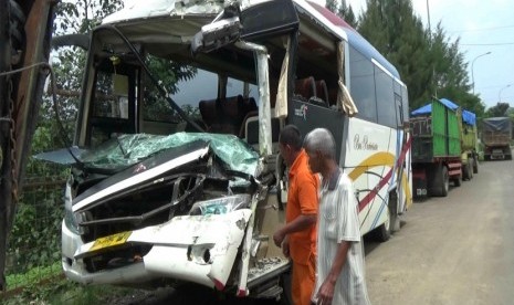 Rombongan ibu-ibu PKK Kota Bandung, mengalami kecelakaan di Tol Cipularang, Selasa (30/4). Saat ini, tercatat ada 11 korban yang mengalami luka-luka dan dievakuasi ke RSU MH Thamrin Purwakarta.