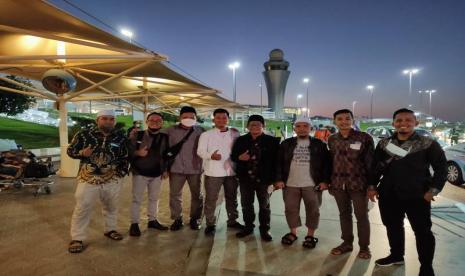 15 Imam Indonesia Sudah Tiba di Uni Emirat Arab. Rombongan imam dari Indonesia telah tiba di Uni Emirat Arab (UEA). Mereka akan bertugas di masjid-masjid di UEA.