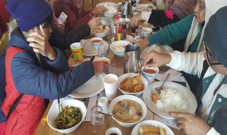 Rombongan  Indonesian Islamic Travel Communication Forum (IITCF)  menikmati makan siang dengan menu halal di Panorama Restaurant di Gunung Titlis, Swiss, Sabtu (6/8/2016).