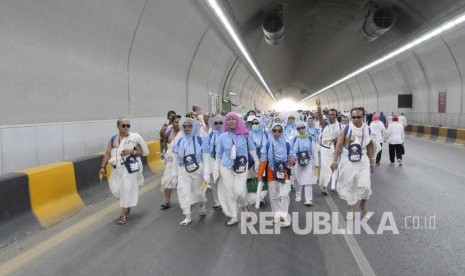  Rombongan jamaah haji Indonesia berjalan kaki menuju Jamarat, melintasi terowongan King Fahd di Shisha, Makkah, Senin (12/9), untuk melontar jumrah di Mina. (Republika/ Amin Madani)