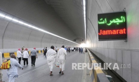 Rombongan jamaah haji Indonesia berjalan kaki menuju Jamarat, melintasi terowongan King Fahd di Shisha, Makkah, Senin (12/9), untuk melontar jumrah di Mina. (Republika/ Amin Madani)