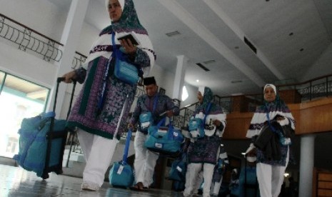 Rombongan jamaah haji Indonesia meninggalkan asrama bersiap menuju bandara. 