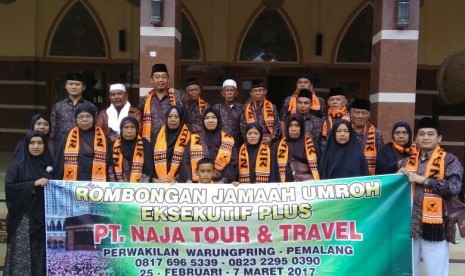 Rombongan jamaah umrah Naja dari pasar tradisional Pemalang, Jawa Tengah.