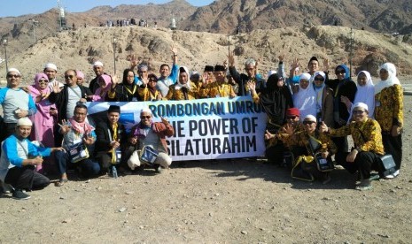 Rombongan jamaah umrah The Power of Silaturahim tengah berada di Jabal Uhud.