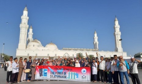 Rombongan jamaah umroh The Power of Silaturahim (POS) III di depan Masjid Birr Ali.