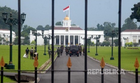 Gabungan personil Paspampres, TNI dan Kepolisian melakukan persiapan gladi resik untuk kedatangan Raja Arab Saudi di Istana Bogor, Sabtu (25/2). Persiapan tersebut  untuk menyambut kedatangan Raja Arab Saudi, Raja Salman Bin Abdul Aziz Al-Saud ke Istana Bo