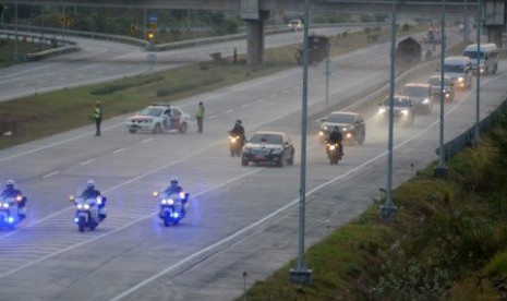 Rombongan kendaraan Presiden Joko Widodo melintas di tol Ruas Rembang-Pasuruan Seksi II area Pasuruan Industrial Estate Rembang (PIER), Pasuruan, Jawa Timur, Sabtu (12/5). 