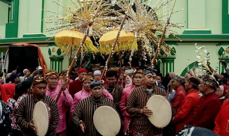    Rombongan kirab Dugderan tiba kawasan Alun-alun Semarang, di halaman Masjid Agung Semarang (MAS) atau masjid Kauman Semarang, Selasa (21/3). Kirab ini menandai puncak Dugderan atau tradisi warga Kota Semarang dalam menyambut datangnya bulan Ramadhan.