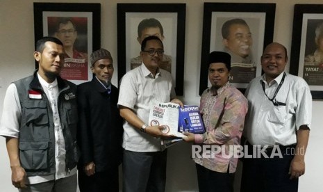 Rombongan Lazis Wahdah saat berkunjung ke Republika, Selasa (20/2).