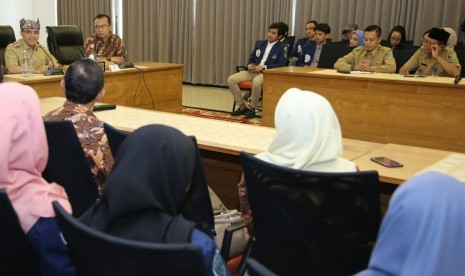 Rombongan mahasiswa dari Fakultas Arsitektur Lanskap dan Tekonologi Lingkungan Jurusan Teknik Perencanaan Wilayah dan Kota (Planologi) saat melakukan audiensi dengan Bupati Banyuwangi, Abdullah Azwar Anas, di Banyuwangi, Senin (9/9).