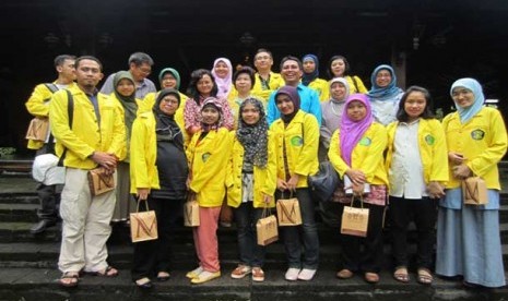  Rombongan mahasiswa medik dan esterik angkatan 5-6 S2 Herbal Farmasi Universitas Indonesia di Agrowisata PT Sidomuncul.