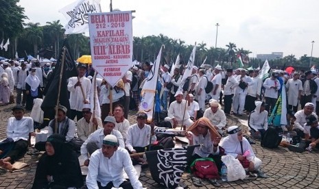 Rombongan Majelis Talqin Ulil Albab, Gombong, Kebumen, Jawa Tengah, ikut berkumpul di Lapangan Monas, Jakarta, Ahad (2/12).