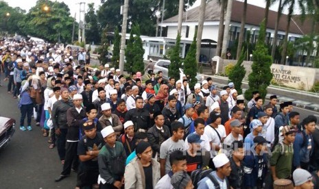 Rombongan massa peserta aksi 112 dari Kabupaten Ciamis tengah menunggu keberangkatan, Jumat (10/2). Keberangkatan rombongan sempat dipersulit dengan pembatalan sepihak pengelola Bus.