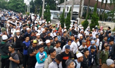 Rombongan massa peserta aksi 112 dari Kabupaten Ciamis tengah menunggu keberangkatan, Jumat (10/2). Keberangkatan rombongan sempat dipersulit dengan pembatalan sepihak pengelola bus.