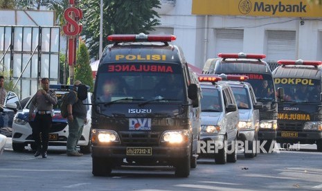 Rombongan mobil ambulan keluar dari Polrestabes Surabaya, Jawa Timur, Senin (14/5). 