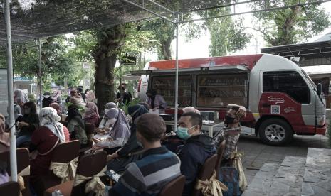 Rombongan Mobil Kamis Membaca (KaCa), Mobil Bioskop Keliling (Bioling), dan Mobil Bakti Terhadap Bangsa (Terbang) milik Universitas Muhammadiyah Malang (UMM) melakukan kegiatan di Kota Kediri. 