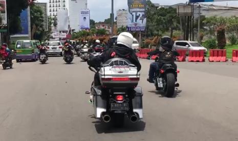 Rombongan motor gede (moge) bebas melintas saat pemberlakuan ganjil-genap di Kota Bogor.