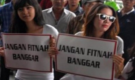 Rombongan pendemo perempuanan yang berunjuk rasa di KPK saat pimpinan Badan Anggaran DPR diperiksa, Senin.