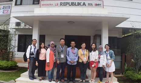 Rombongan penerbit asal Cina berfoto bersama di depan kantor Republika Penerbit.