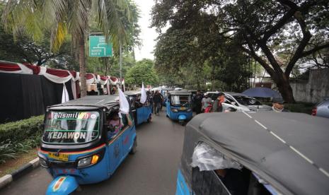 Rombongan pengemudi Bajaj mendatangi rumah Prabowo Subianto di Jalan Kertanegara IV, Kebayoran Baru, Jakarta Selatan, Ahad (28/1/2024). Kedatangan mereka untuk menyampaikan dukungan kepada calon presiden dan calon wakil presiden nomor urut 02 Prabowo Subianto-Gibran Rakabuming Raka di Pilpres 2024. 