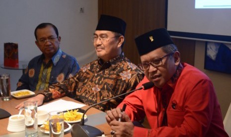 Rombongan pengurus PDIP dipimpin Sekjen DPP PDIP Hasto Kristiyanto, didamping Wakil Sekjen DPP PDIP Ahmad Basarah, Ketua Bidang Ideologi dan Kaderisasi DPP PDI Perjuangan Idham Samawi, Ketua DPP PDIP Bidang Pembangunan Manusia dan Kebudayaan Andreas Hugo Pareira, serta sejumlah pengurus lainnya.