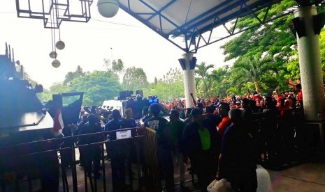 Rombongan Persib Bandung ketika tiba di Stadion Manahan, Solo, Jawa Tengah, Jumat (3/11). Para pemain dan ofisial Persib diteriaki dengan kata-kata kotor oleh The Jakmania.