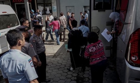 Rombongan perwakilan dari beberapa kedutaan besar, memasuki dermaga penyeberangan Wijayapura, Cilacap, Jateng, Selasa (26/7).