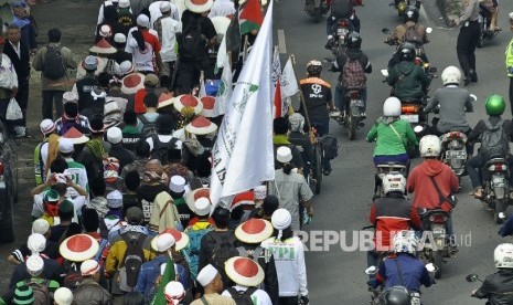 Rombongan peserta longmarch dalam aksi Bela Islam 212 Jilid III dari Ciamis bejalan kaki di Jalan Raya Soekarno Hatta, Kota Bandung, Kamis (1/12)